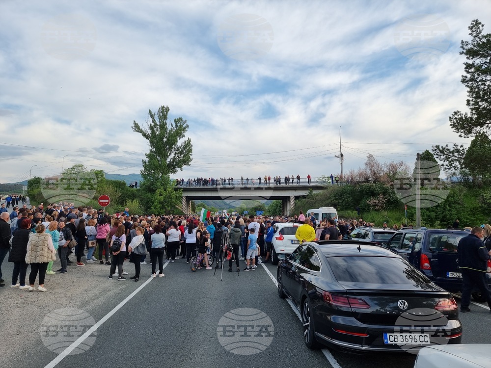 Протест блокира главния път Е-79 преди разклона за Разлог и Банско
