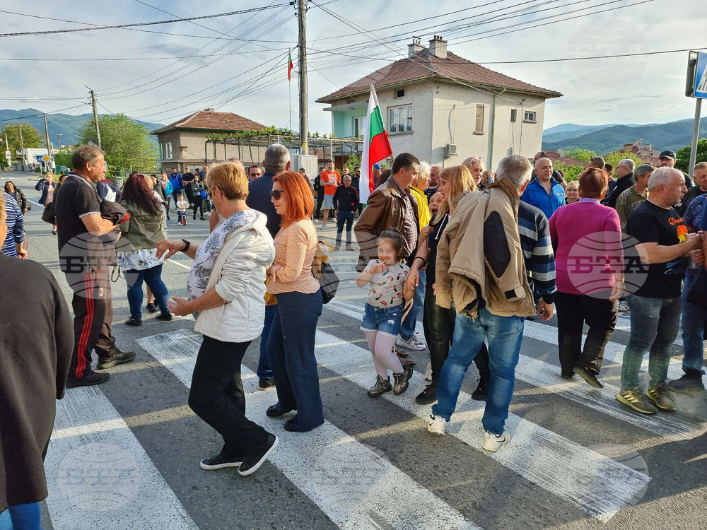 Жители на Симитли отново излязоха на протест и блокораха пътя за Банско