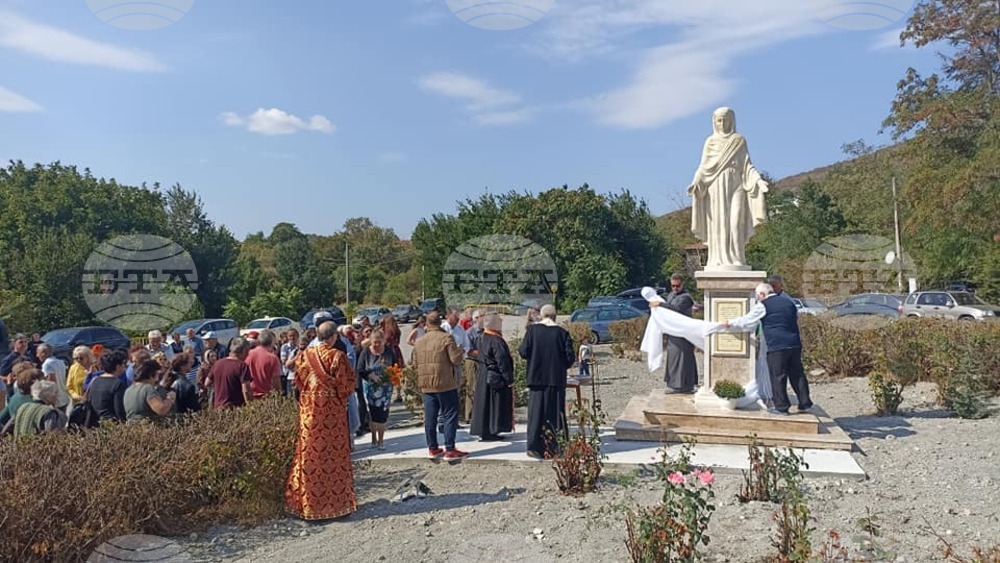 Стотици се събраха в с. Голям манастир за освещаването на статуя на света Богородица