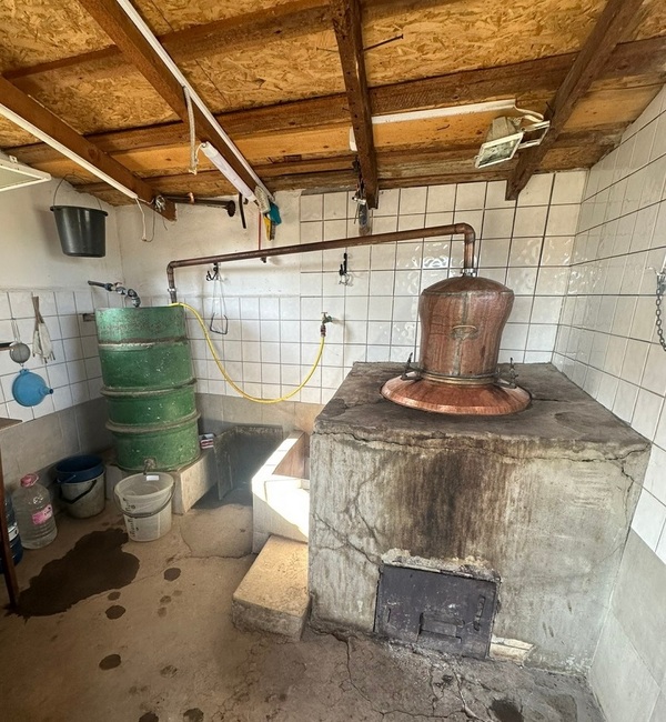 Агенция „Митници“: Близо тон и половина нелегален алкохол иззеха митническите служители от ТД Митница Варна 