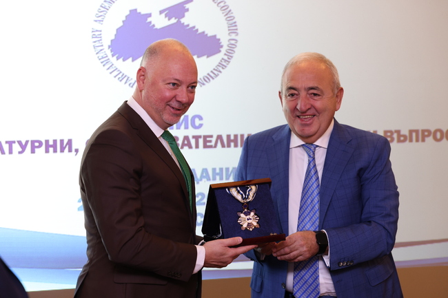 Председателят на Народното събрание Росен Желязков получи почетен медал, посветен на 30-ата годишнина от основаването на ПАЧИС, на откриването на заседанието на Комитета по културни, образователни и социални въпроси на Асамблеята в Бургас