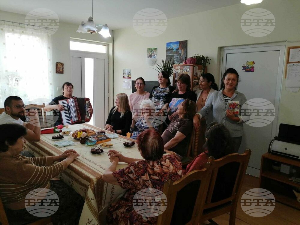 Община Ловеч: В Ловеч поздравиха потребителите на Дом за стари хора и Защитеното жилище по повод Деня на възрастните