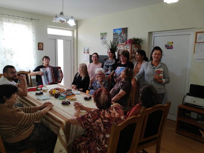 Община Ловеч: В Ловеч поздравиха потребителите на Дом за стари хора и Защитеното жилище по повод Деня на възрастните