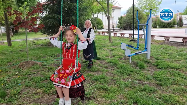 Обичаят „гергьовска люлка“ се предава на поколенията в ямболското село Безмер