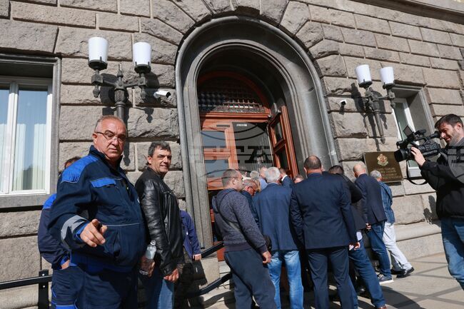 Премиер - протестиращи - среща