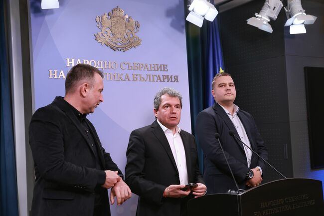 Икономическа полиция звъни на представители на протестиращи по време на срещата в парламента, каза Тошко Йорданов