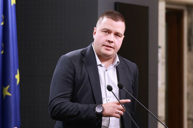 От „Има такъв народ“ казаха, че следващата седмица ще спрат абсурдните идеи за промяна в Конституцията чрез демократичен протест в пленарната зала