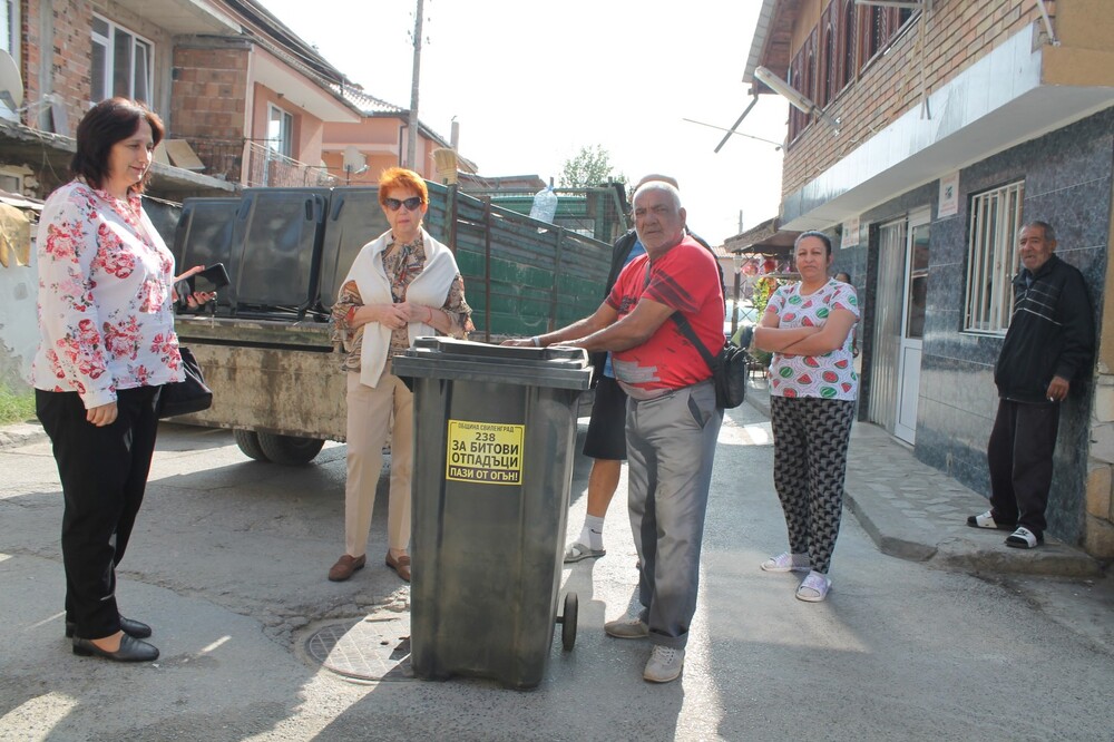 Община Свиленград снабдява с индивидуални съдове за битови отпадъци ромския квартал в града