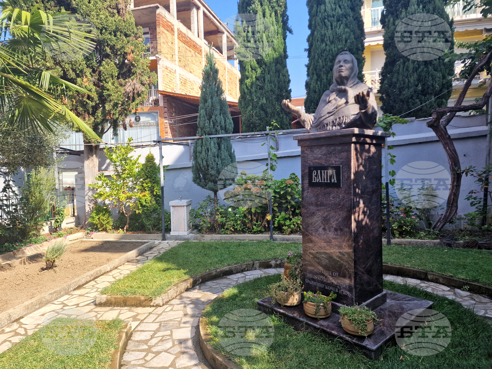 В къщата музей на Ванга в Петрич е подредена изложба на икони и гоблени с лика на Богородица