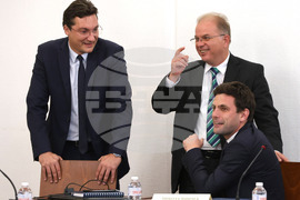 Парламент - Комисия по конституционни въпроси