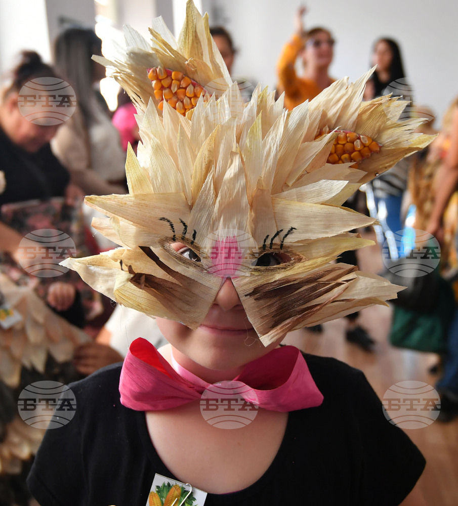 Над 80 момичета и момчета дефилираха в Исперих, облечени в карнавални костюми от царевични елементи