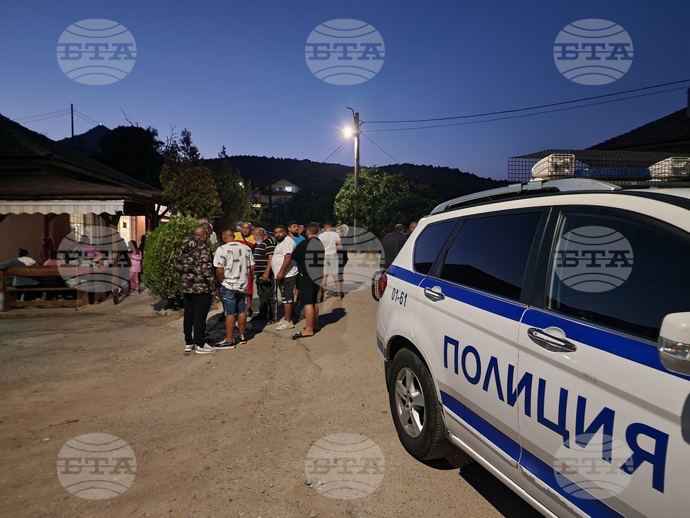 Отцепена е цялата улица в санданското село Вълково, където по-рано мъж взе заложници и рани човек