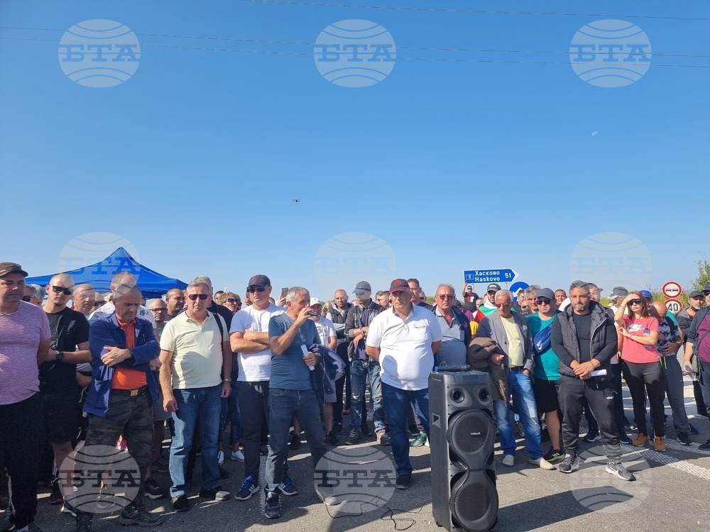 Вчера беше извършено поредното предателство от собствените ни колеги, каза пред протестиращите на АМ "Тракия" синдикалистът Бисер Бинев