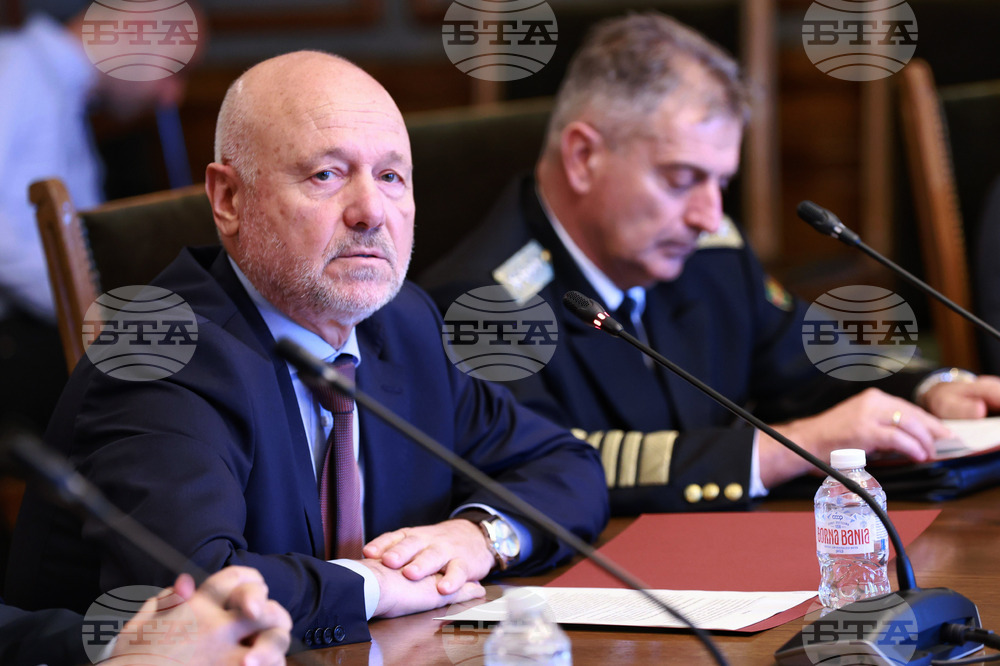 Парламент - Комисия по отбрана