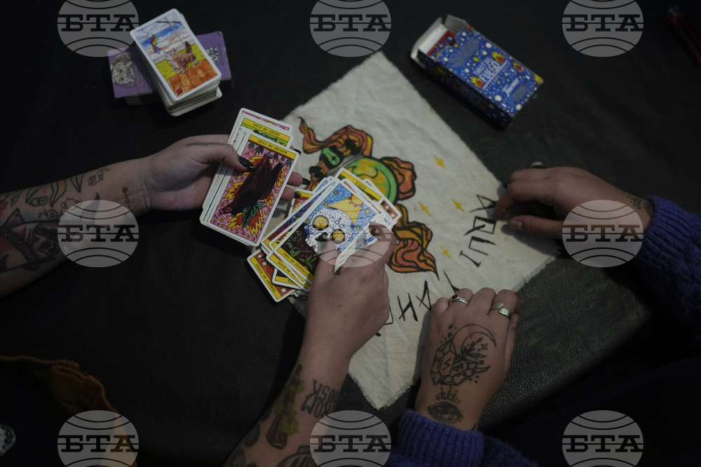 Турската полиция задържа 62 души за предполагаема мрежа от измамници гадатели