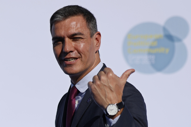Действащият премиер на Испания Педро Санчес постигна ключово за оставането му на власт споразумение с партията на Пучдемон