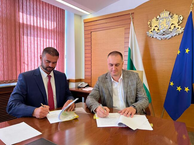 Заместник-министър Стратев и изпълнителният директор на ИАРА подписаха договори по ПМДР на обща стойност 1 760 767 лева