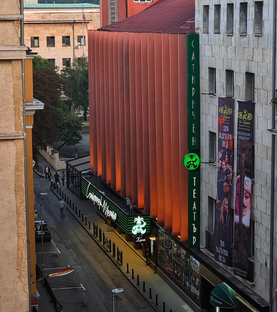 В Сатирата излагат маски на Пепа Николова и Григор Вачков