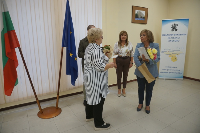 Областна администрация Хасково: Проведе се церемонията по връчване на почетни грамоти на пенсионирани учители и директори на учебни заведения