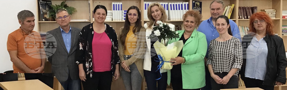 Кандидатът за кмет на Добрич от коалиция ПП-ДБ Йорданка Костадинова поздрави учителите за празника им