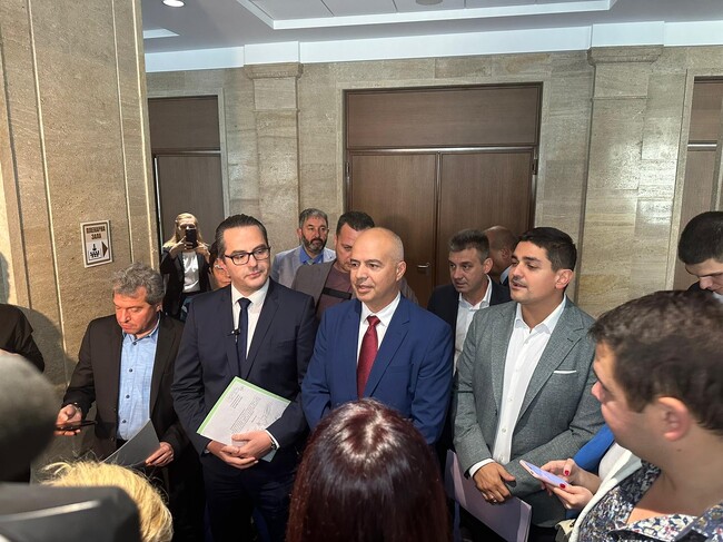 БСП: Внесохме подписите си срещу управлението, което загроби българското земеделие, погреба българската отбрана, а сега и енергетиката 