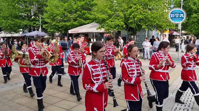 Ученически духови оркестри свирят във Вършец на национален преглед