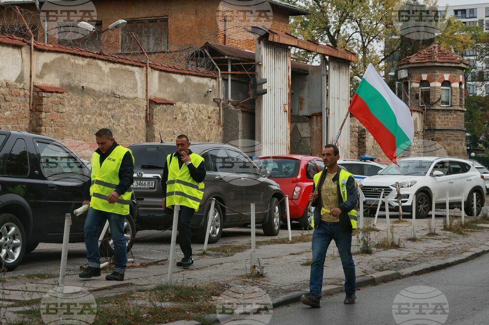 Протест - служители в затворите