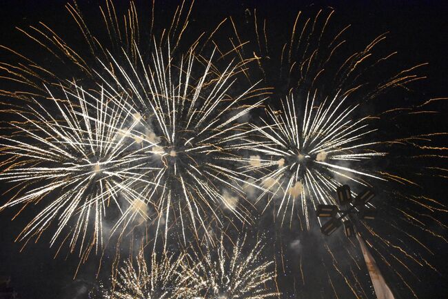 Община Благоевград: С магически мултимедиен светлинен спектакъл „Градът на съвремието" и празничен концерт на ансамбъл „Пирин" Благоевград отбеляза 111 години от Освобождението на Горна Джумая