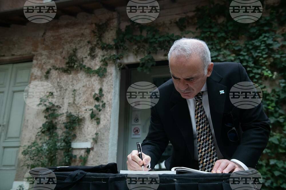 АТА: Шахматният гросмайстор Гари Каспаров посети Националния музей „Къщата на листата“ в Тирана