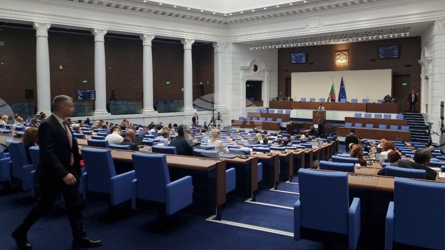 Парламентът обсъжда вота на недоверие към правителството на премиера Николай Денков заради "провала" в сектор "Енергетика"