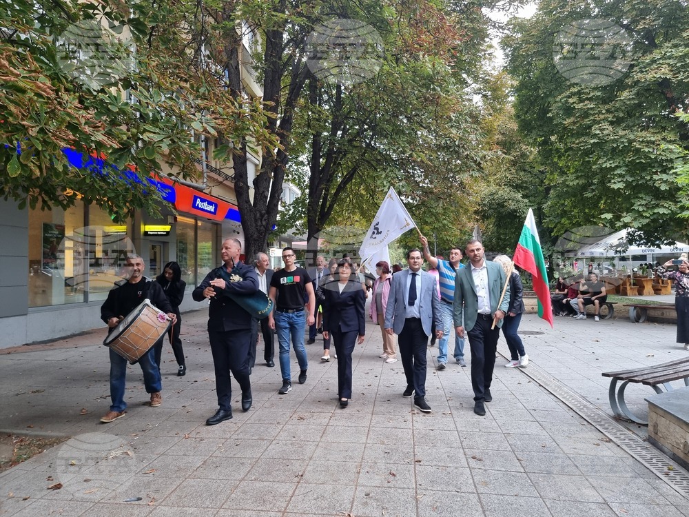 Тръгваме с гордо вдигната глава в тези избори, каза кандидатът за кмет на Разград от партия „Възраждане“ Ивелина Ангелова