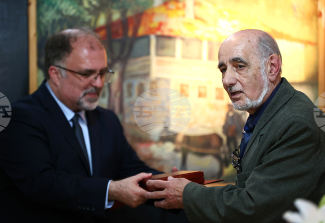 Проф. Симеон Венков - композитор, изпълнител и преподавател по бас китара във Вокалния факултет на Националната музикална академия, автор на филмова музика