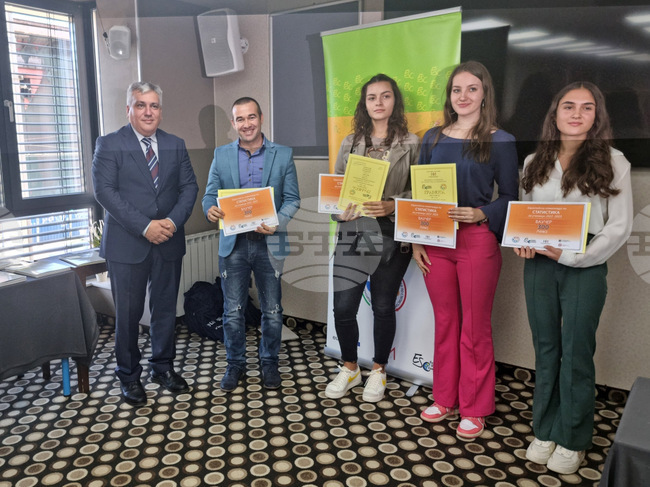 Ръководството на НСИ връчи наградите на победителите в националните етапи на Европейската олимпиада по статистика и Международния конкурс за статистически плакат