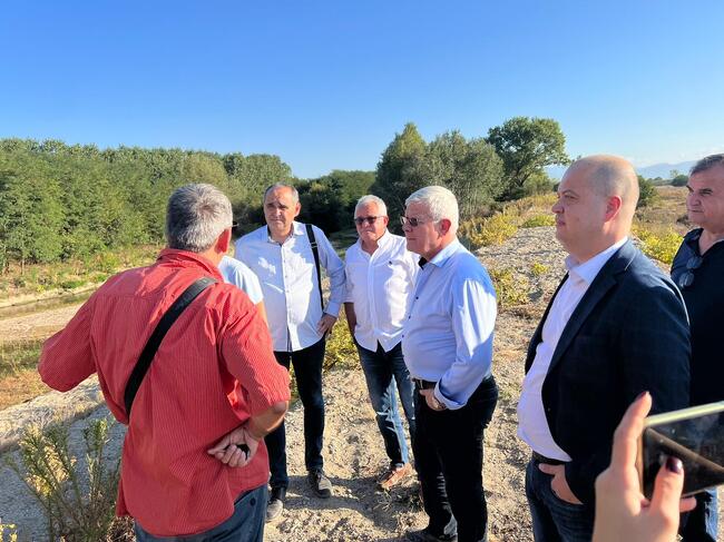 Министерство на земеделието и храните: Министър Вътев инспектира възстановени участъци от диги на „Напоителни системи“ край Пловдив