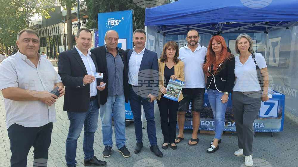 Приоритетите на Иван Портних и ГЕРБ за Варна събраха много хора на предизборната шатра в центъра на града
