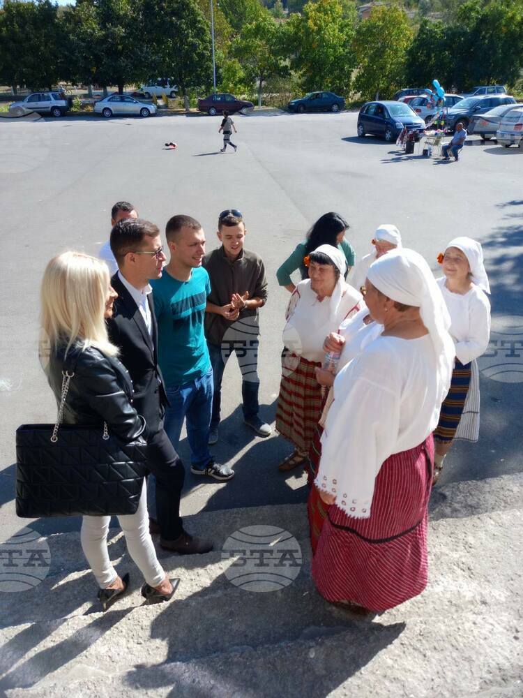 Националният събор „Стража пее, играе и се смее“ привлече кандидата за кмет на Търговище Стефан Асенов и кандидати за съветници