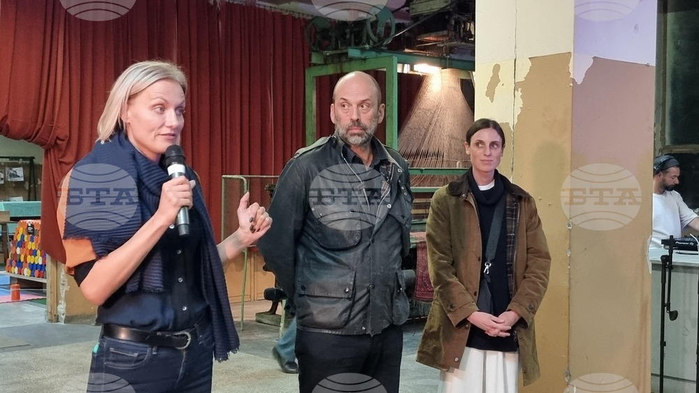 От ляво на дясно Маргарита Доровска, куратор част от екипа на Център Кристо и Жан-Клод, Владимир Явашев, племенник на Кристо Явашев и Лоренца Джованели е офис мениджър на последния голям проект на Кристо, "Плаващите кейове"