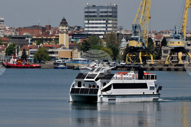 Бургас - кораб Бургус - туристически сезон