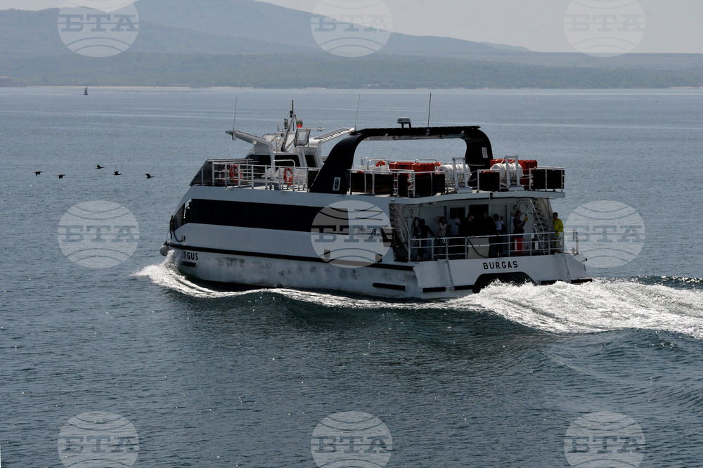 Бургас - кораб Бургус - туристически сезон