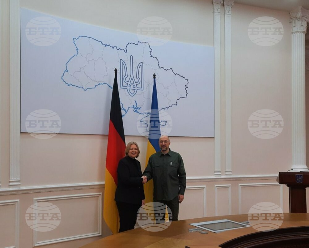 Председателката на германския парламент е в Киев, за да почете жертвите на Втората световна война и да води политически разговори