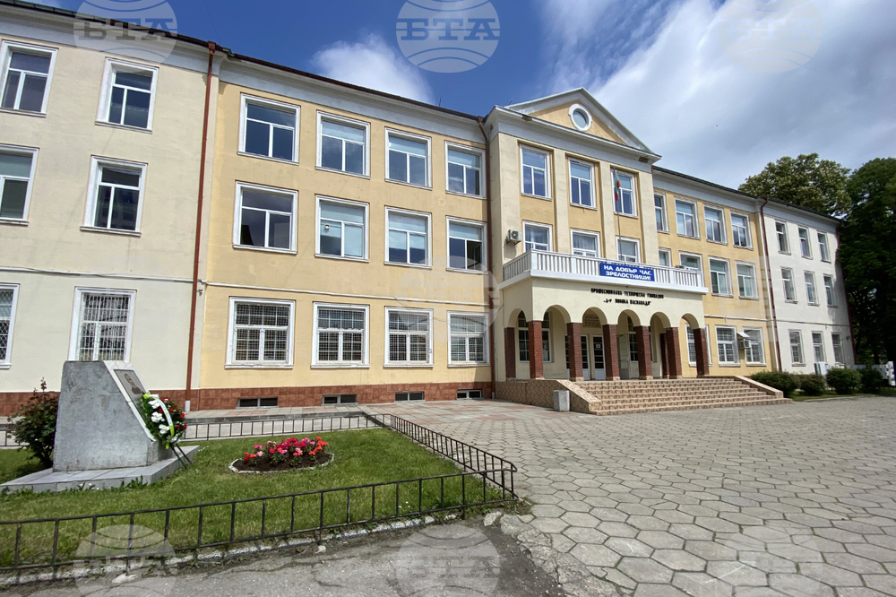 В седем училища в област Габрово днес 26 зрелостници се явиха на задължителен профилиран изпит