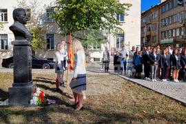 Габрово - Пенчо Семов - годишнина - паметник - цветя