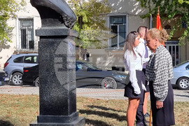 Габрово - Пенчо Семов - годишнина - паметник - цветя