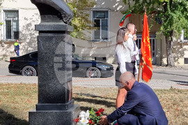 Габрово - Пенчо Семов - годишнина - паметник - цветя