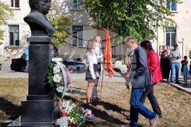 Габрово - Пенчо Семов - годишнина - паметник - цветя