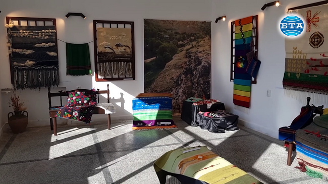 „Свят от тъкани и багри“ e показан в изложбената зала на читалището в Топчии