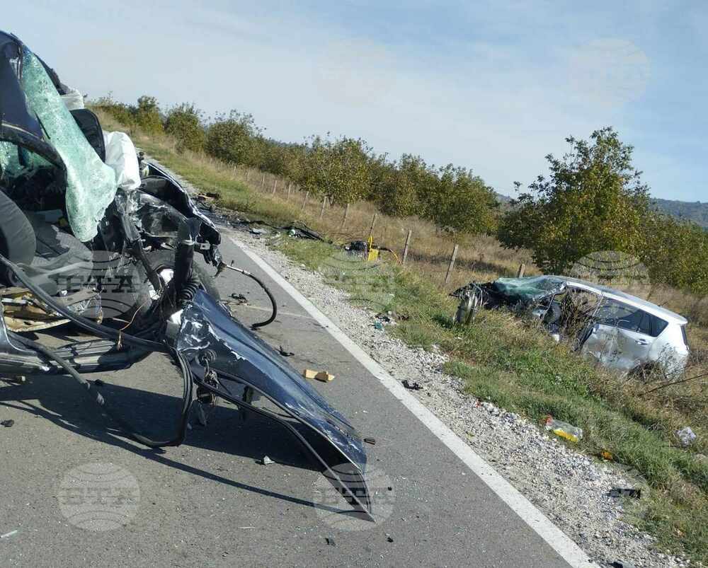 Движението по пътя Нови пазар - Стоян Михайловски е възстановено, след като пътят в участъка бе затворен повече от пет часа заради катастрофата с двама загинали