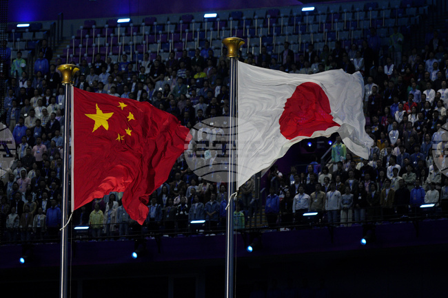 Такаичи и Си призоваха за стабилни японско-китайски отношения на първата си среща