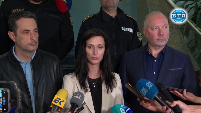 Успяхме безопасно да придвижим първата група българи от Израел, имаме готовност да организираме и втори полет, каза Мария Габриел