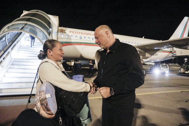 НС: Председателят на Народното събрание Росен Желязков, заместник-председателят на парламента Филиз Хюсменова и вицепремиерът Мария Габриел посрещнаха рано тази сутрин втория самолет с българи, евакуирани от Израел